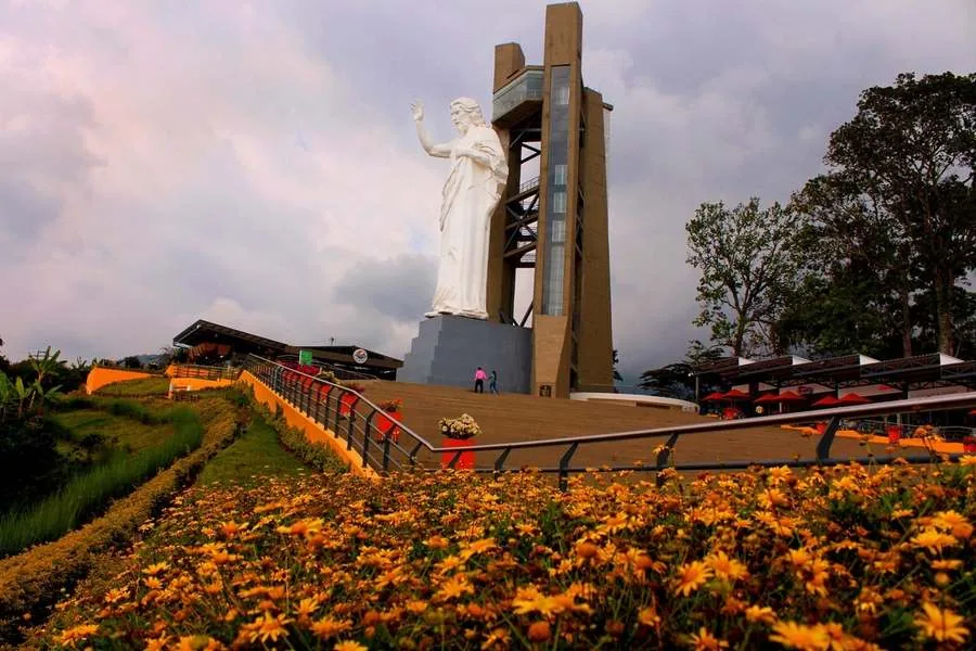 Cerro del Santísimo iluminado