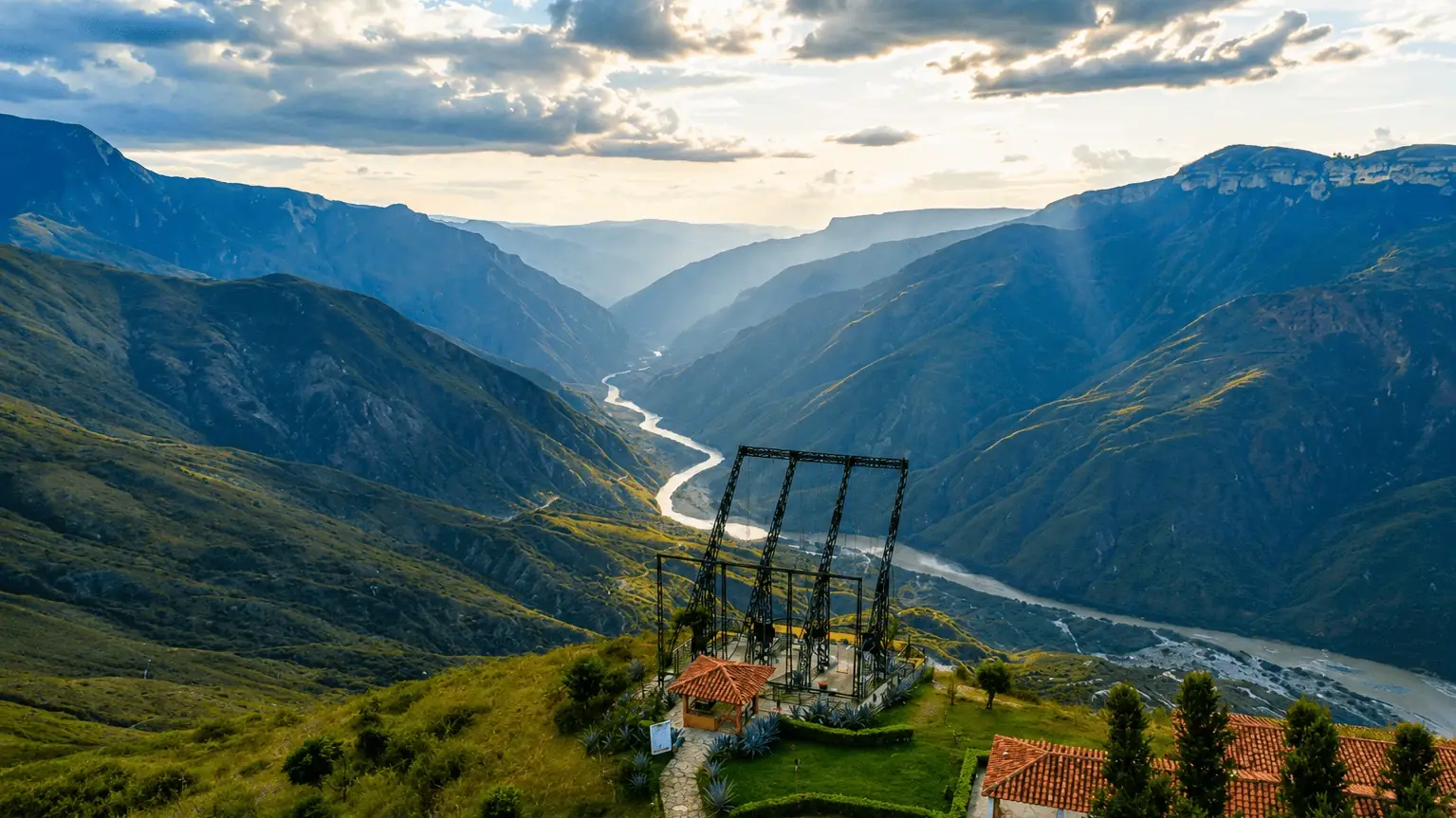 Cañón del Chicamocha al atardecer con el río serpenteando entre las montañas, Santander
