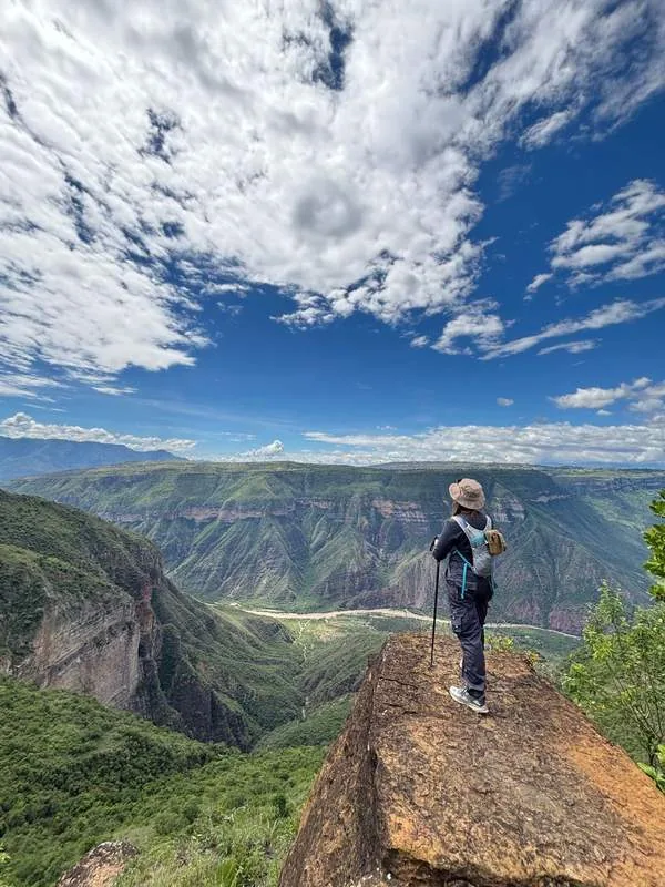 Viajero en un mirador sobre el Cañón del Chicamocha, Santander